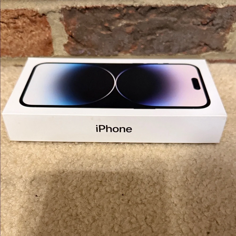 Apple iPhone 14 ProMax Packaging with White Cable